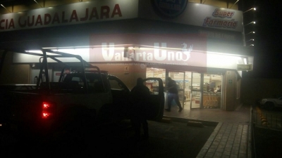 Banda de la “moto negra” vuelve a robar; asaltan dos farmacias Guadalajara en la madrugada