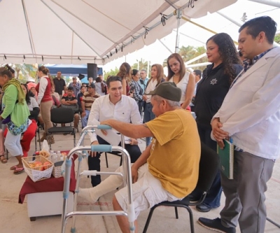 Héctor Santana escucha de frente a vecinos de la colonia Las Brisas en Bucerías