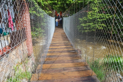 Listo, puente colgante sobre el río Cuale