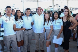 Alienta Arturo Dávalos a jóvenes a luchar por sus sueños