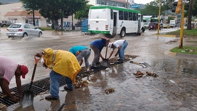 Arreglan calles y retiran azolve de canales en colonias del municipio