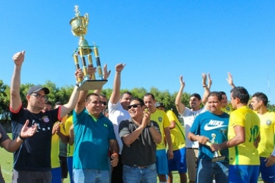 Coronan al campeón del Torneo de Futbol Interdependencias