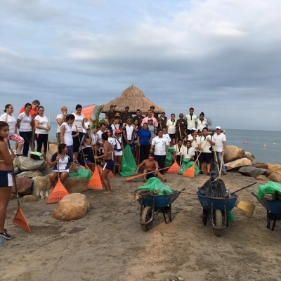 Gobierno y ciudadanos realizan limpieza masiva de playas