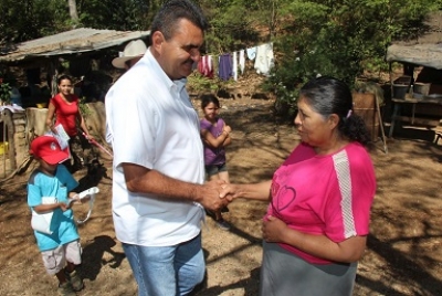 Gustavo atiende y escucha con sensibilidad social