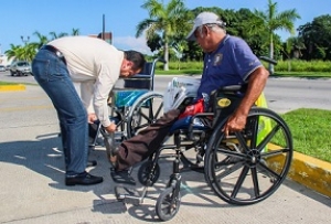 Apoya Andrés González a personas con discapacidad