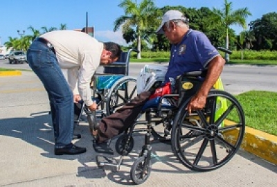 Apoya Andrés González a personas con discapacidad