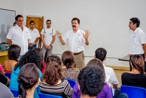 El Doctor Paco Sánchez dialoga con universitarios sobre el programa ‘Sí por la Salud’