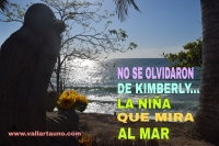 No olvidaron a Kimberly, la niña que mira al mar; en su aniversario luctuoso, le llevaron muchos girasoles y veladoras