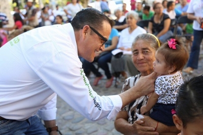 Agradecen a César Abarca por Aguamático en La Aurora