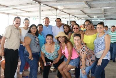 Celebra Alcalde a las secretarias del Ayuntamiento con paseo en barco por la Bahía de Banderas