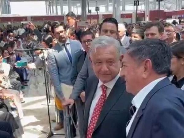 El Profe Michel presente en la inauguración del AIFA junto con AMLO