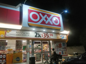 Robo hormiga en Oxxos de Vallarta a manos de custodios de valores de la Panamericana