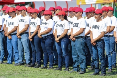 Rinden protesta de bandera los jóvenes soldados del SMN