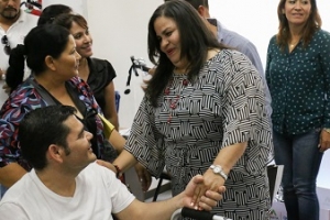 Entregan apoyos a personas con discapacidad