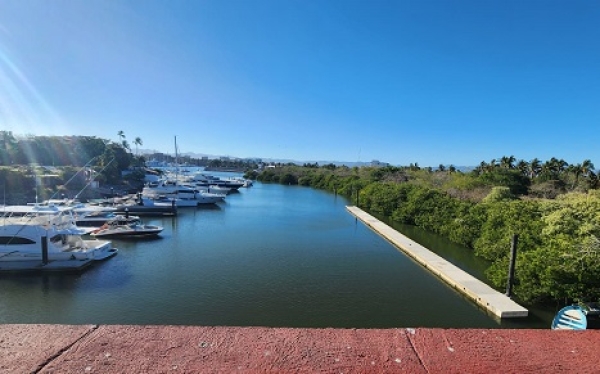 Respaldada por Navarro Quintero, delegada de Semarnat permite obra en muelle náutico-turístico, frente a Porto Bello