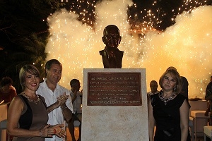 Develan busto en homenaje a Enrique Carothers en la Plaza Lázaro Cárdenas