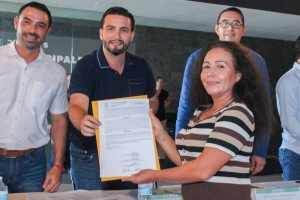 Munguía entrega títulos de propiedad a familias de Rancho Nácar y Valle Azul