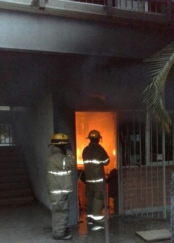 Incendio en la Dirección de la escuela “Vicente Guerrero” de la colonia Benito Juárez la mañana de este viernes