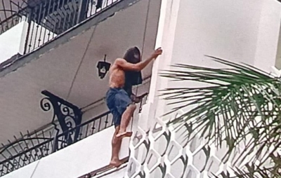 Ladrón y remedo del hombre araña fue detenido tras persecución por azoteas del centro de Puerto Vallarta