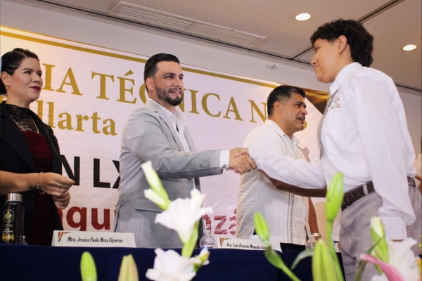 Luis Munguía regresa a la ETI 3 como padrino de generación