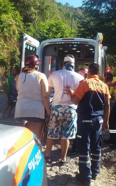 Turista extranjero que paseaba en moto, cae desde el puente del Remance al río Cuale