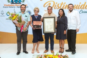 Distingue Ayuntamiento de PV a Carol Wolfe con las llaves de la ciudad