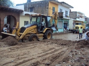 Ante desgano del gobierno municipal, Adrián Guerra ayuda a damnificados de Bucerías