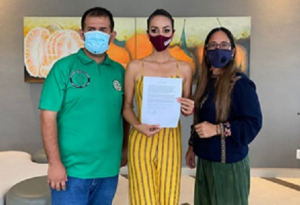 Yussara Canales firma pacto por la protección de los Arcos de Mismaloya