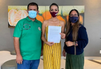 Yussara Canales firma pacto por la protección de los Arcos de Mismaloya