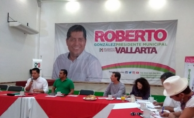 Nunca haré nada que dañe a Puerto Vallarta: Roberto González