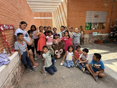 Dirección de Sostenibilidad Ambiental lleva alegría a niños y niñas con posada navideña