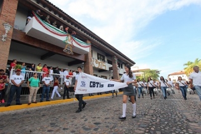 Vallartenses disfrutan del tradicional desfile de Independencia