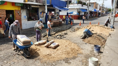 Intensifica gobierno municipal labores de bacheo en la ciudad