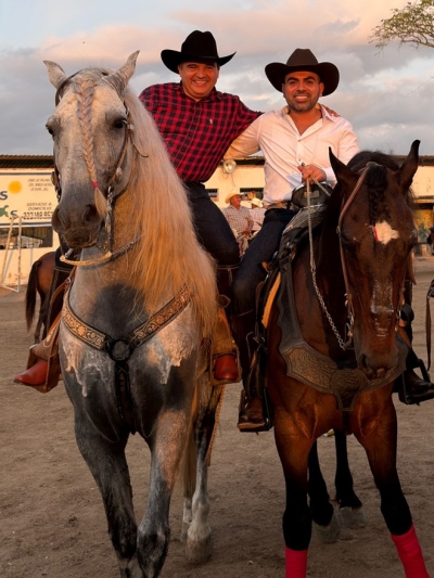 Entre caballos y banda, Ra Aguilar vive la gran cabalgata de Ixtapa