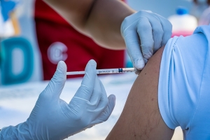 Arrancan macro módulos de vacunación contra el sarampión en Puerto Vallarta