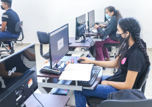 Apoya Dávalos a estudiantes con aula de cómputo gratuita