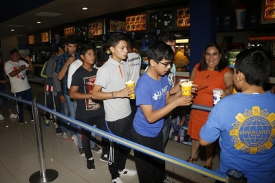 Más de 200 niños y adultos disfrutan de función de cine gratis