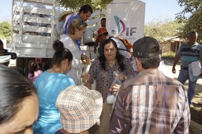 Entrega DIF apoyos a familias de comunidades rurales