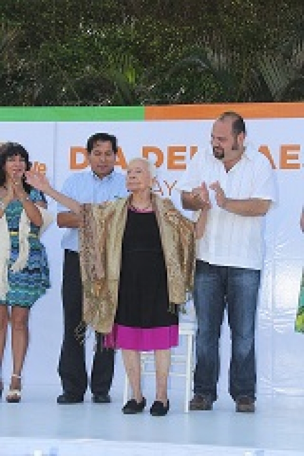 Celebra Ramón Guerrero a casi 3,000 maestros en su día