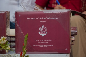El Prof. Juan Manuel Gómez presentó su libro ‘Ensayos y Crónicas Vallartenses’