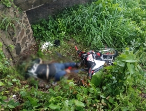 Lamentable y triste, muere otro motociclista al derrapar y caer a un canal en la carretera Ixtapa-Las Palmas