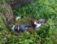 Lamentable y triste, muere otro motociclista al derrapar y caer a un canal en la carretera Ixtapa-Las Palmas