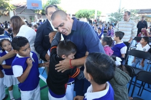 Escuela 20 de Noviembre reconoce apoyo de Arturo Dávalos