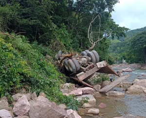 Tremendo susto se llevó conductor de un camión pesado al volcarse en Playa Grande