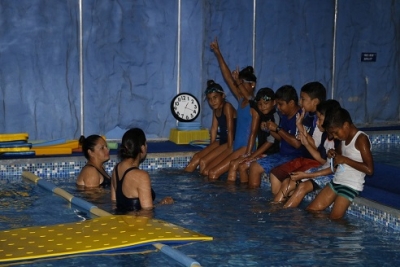 Brindan a pequeños la oportunidad de aprender natación