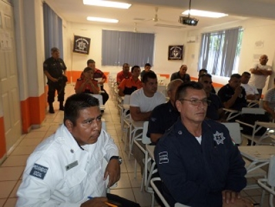 Capacitan a operadores de números de emergencias