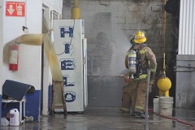 Bomberos de Puerto Vallarta controlan fuga de amoniaco en fábrica de hielo