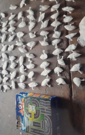 Traían "clavo" en un auto polarizado; más de dos kilos de metanfetamina