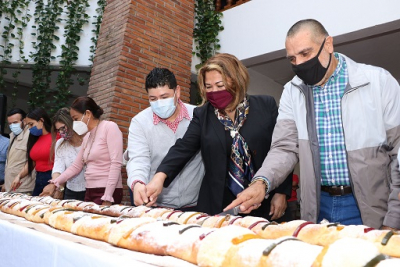 Compartió Dávalos la tradicional partida de Rosca de Reyes