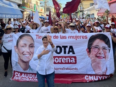 Reciben a Chuyita López más de 1,200 personas en el Pitillal